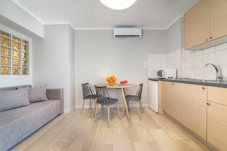 Apartment - Semi-basement | In-room safe, iron/ironing board, free WiFi, bed sheets