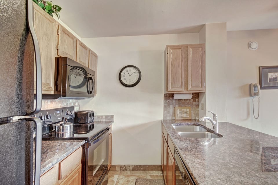 Studio | Private kitchen | Full-size fridge, microwave, oven, stovetop
