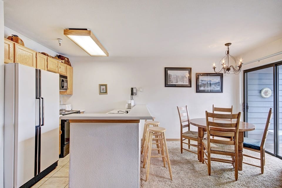 Condo, 2 Bedrooms | Dining