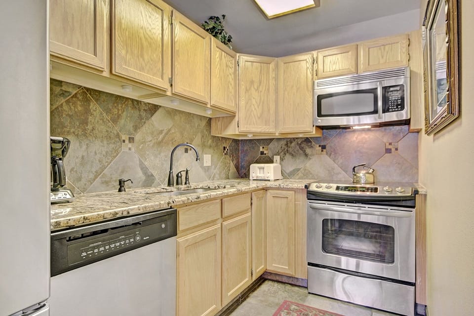 Condo, 1 Bedroom | Private kitchen | Full-size fridge, microwave, oven, stovetop