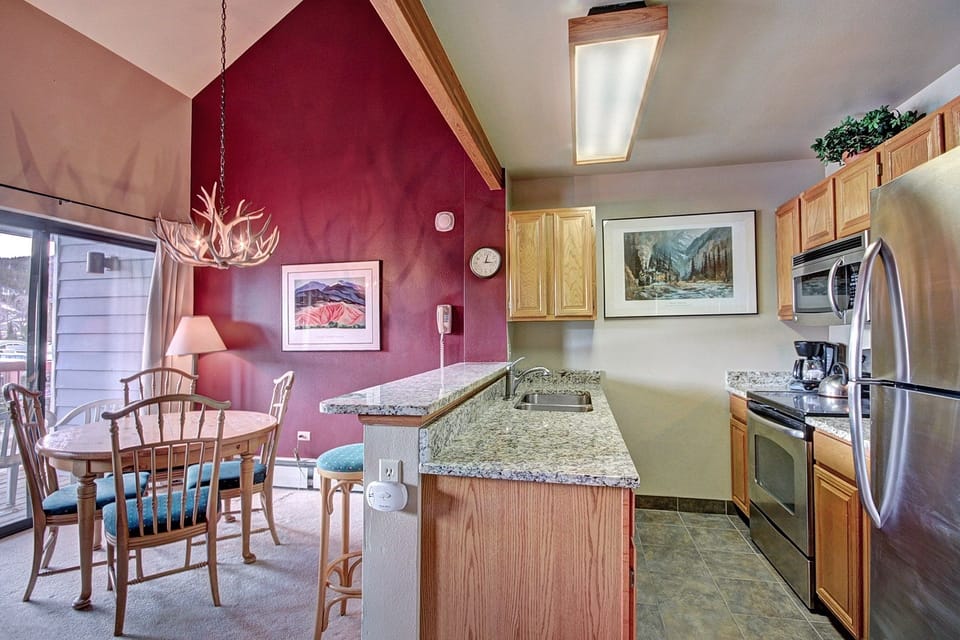 Studio | Private kitchen | Full-size fridge, microwave, oven, stovetop