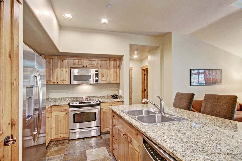 Townhome, 2 Bedrooms | Private kitchen | Full-size fridge, microwave, oven, stovetop