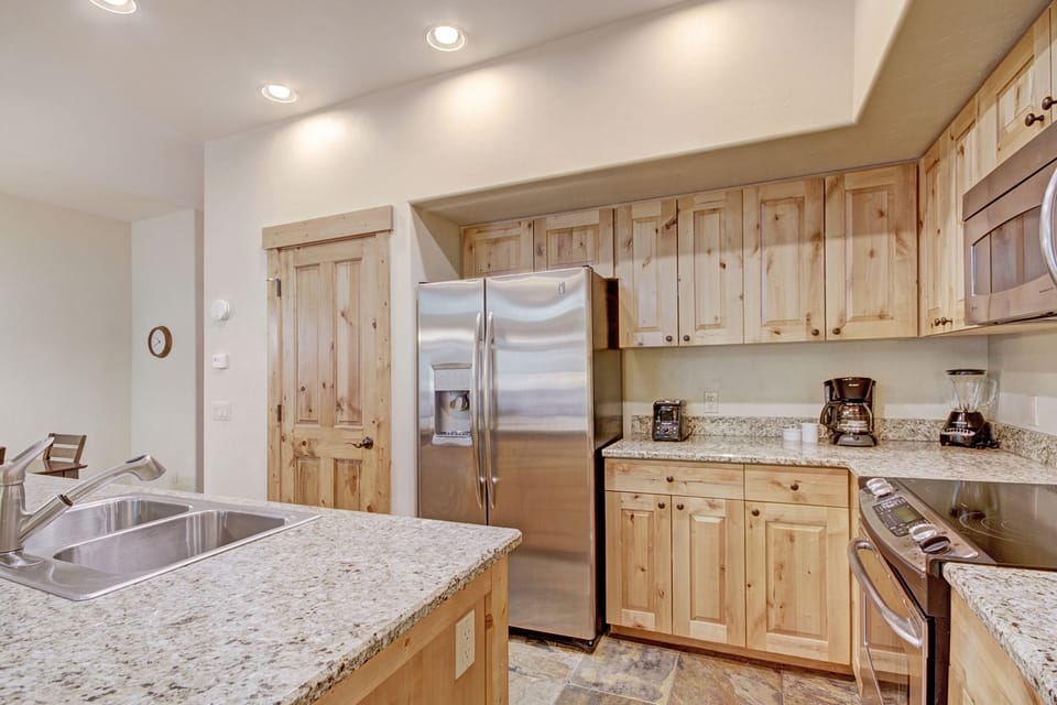 Townhome, 2 Bedrooms | Private kitchen | Full-size fridge, microwave, oven, stovetop