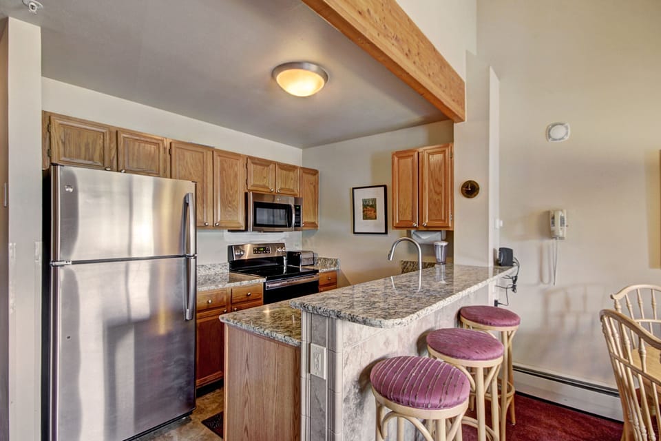 Studio | Private kitchen | Full-size fridge, microwave, oven, stovetop