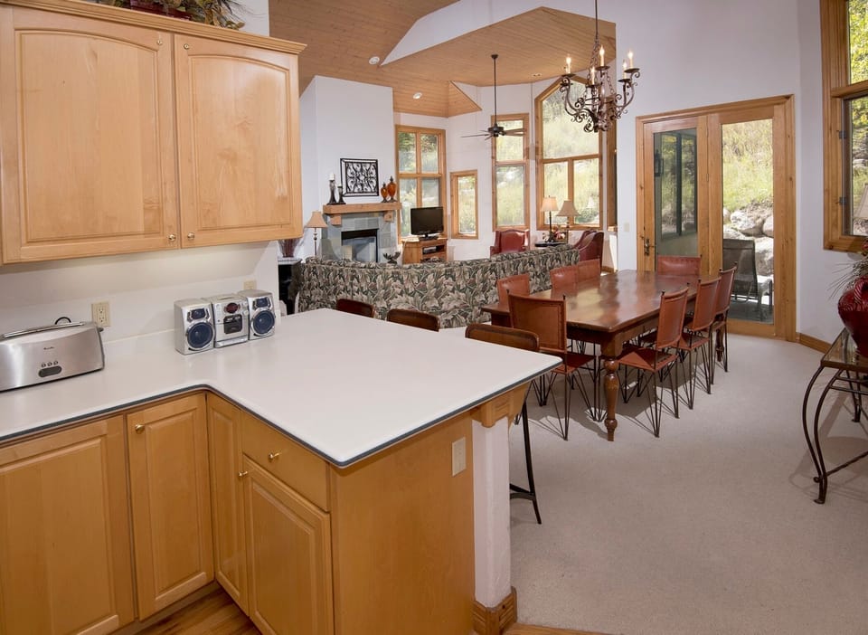 Townhome, 4 Bedrooms | Private kitchen | Fridge, microwave, oven, coffee/tea maker