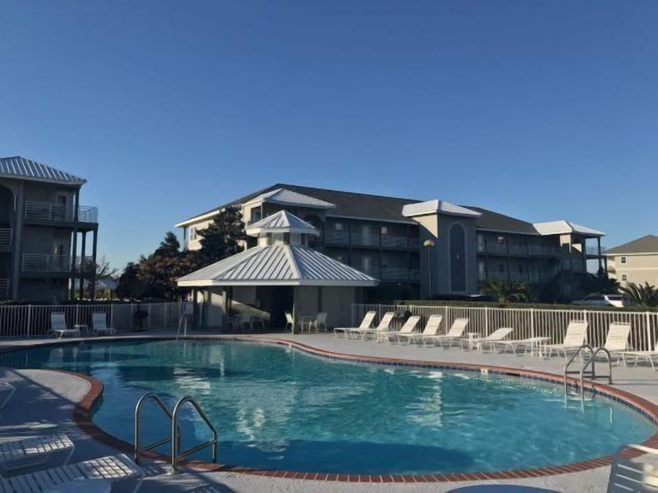 Romar Lakes 204B, 2 Bedroom 2 Bathroom. 2nd Floor unit. Sleeps 6. Managed by Island Rentals