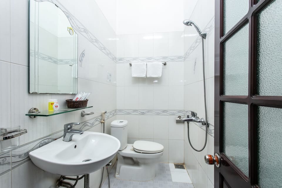 Superior Quadruple Room | Bathroom | Combined shower/tub, free toiletries, towels, soap