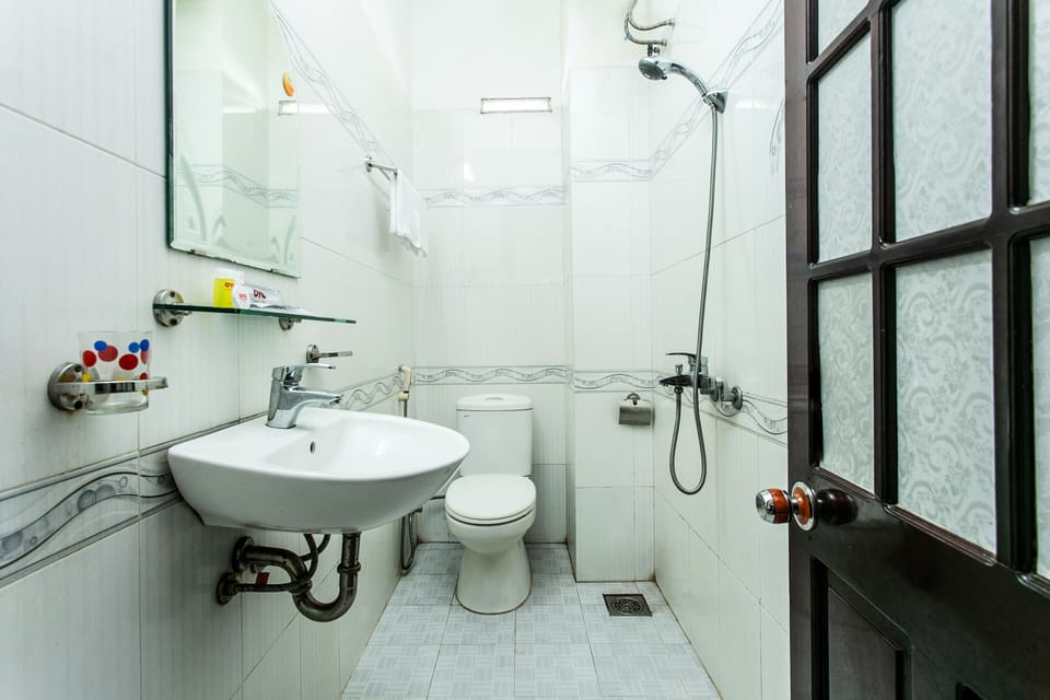 Standard Double Room | Bathroom | Combined shower/tub, free toiletries, towels, soap