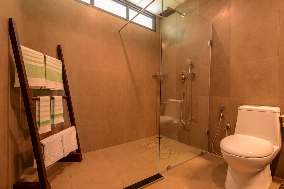 Superior Room with balcony | Bathroom | Shower, free toiletries, hair dryer, bathrobes