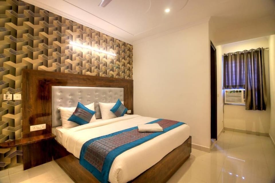 Premium bedding, in-room safe, desk, soundproofing