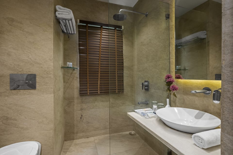 Deluxe Double Room | Bathroom | Shower, free toiletries, towels, soap