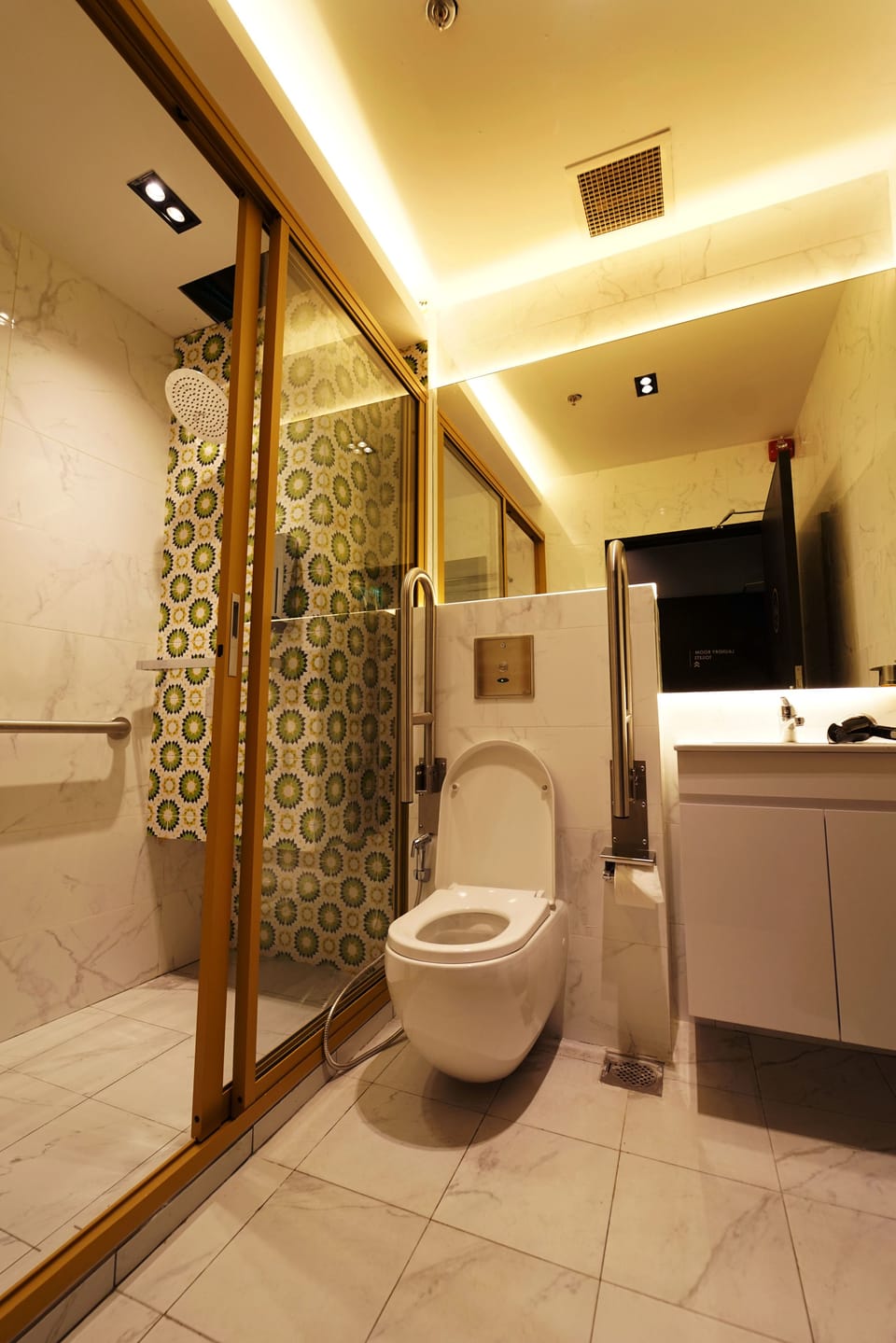 Private Room with 4 Single Capsule | Bathroom | Shower, rainfall showerhead, free toiletries, hair dryer (on request)