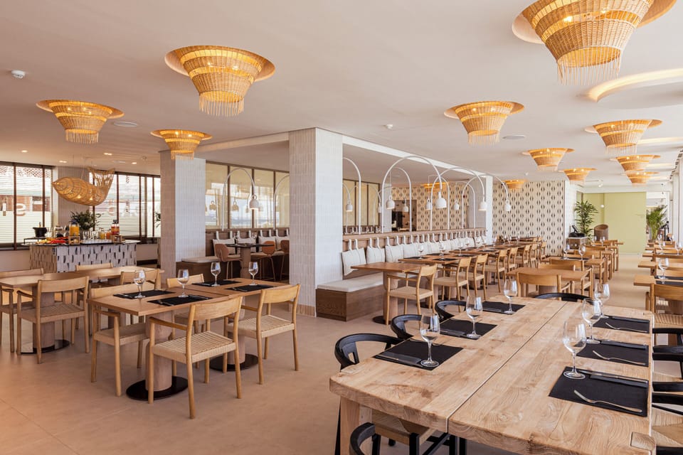 2 restaurants; breakfast, lunch, and dinner served