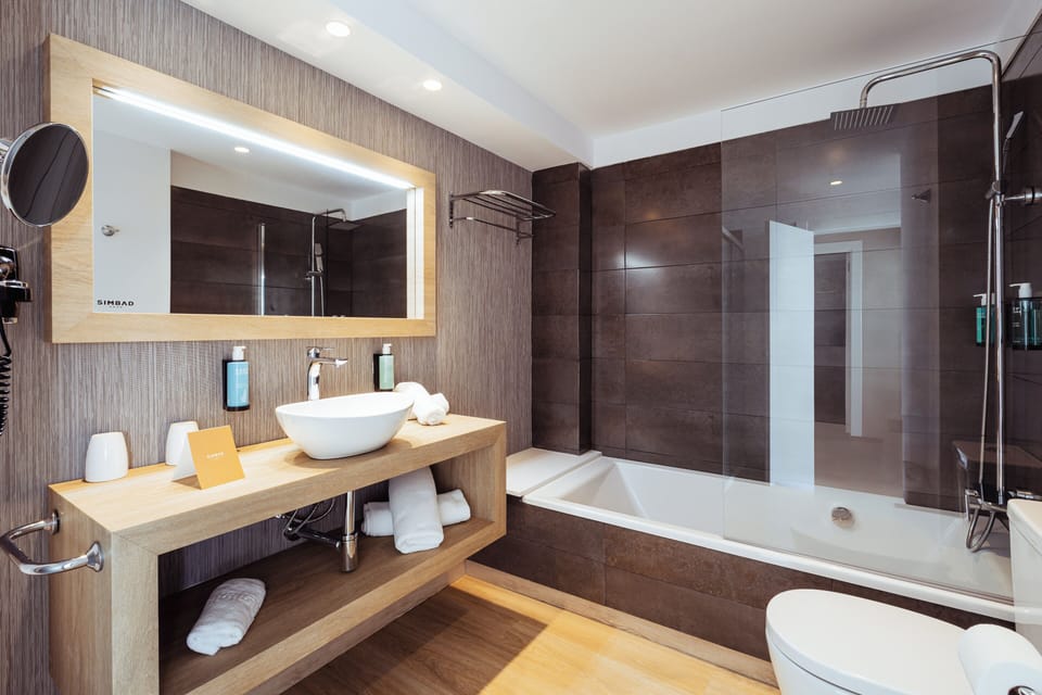 Combined shower/tub, free toiletries, hair dryer, towels