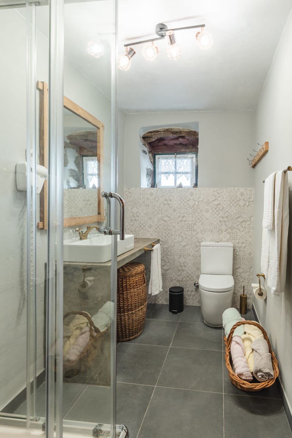 Traditional House, 6 Bedrooms | Bathroom | Shower, free toiletries, hair dryer, towels