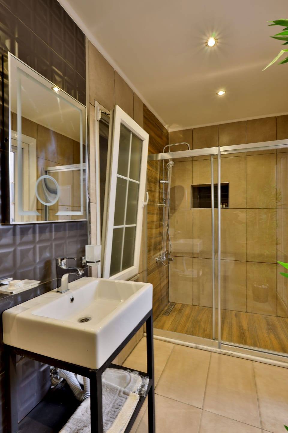 Deluxe Room | Bathroom | Shower, hydromassage showerhead, free toiletries, hair dryer