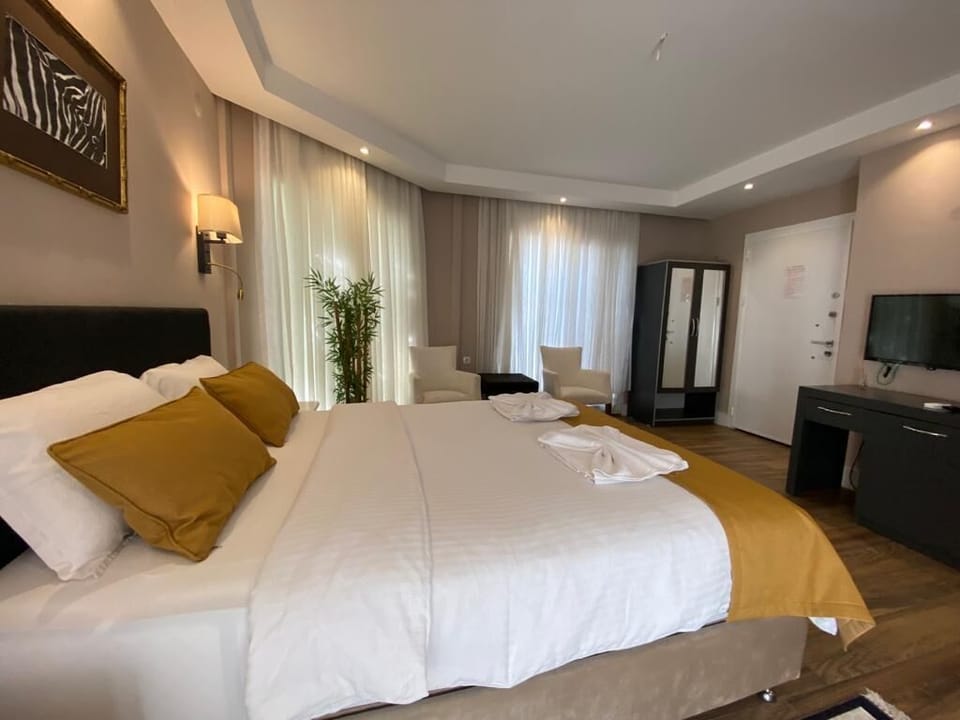 Deluxe Studio, Terrace, Mountain View | Egyptian cotton sheets, premium bedding, Tempur-Pedic beds