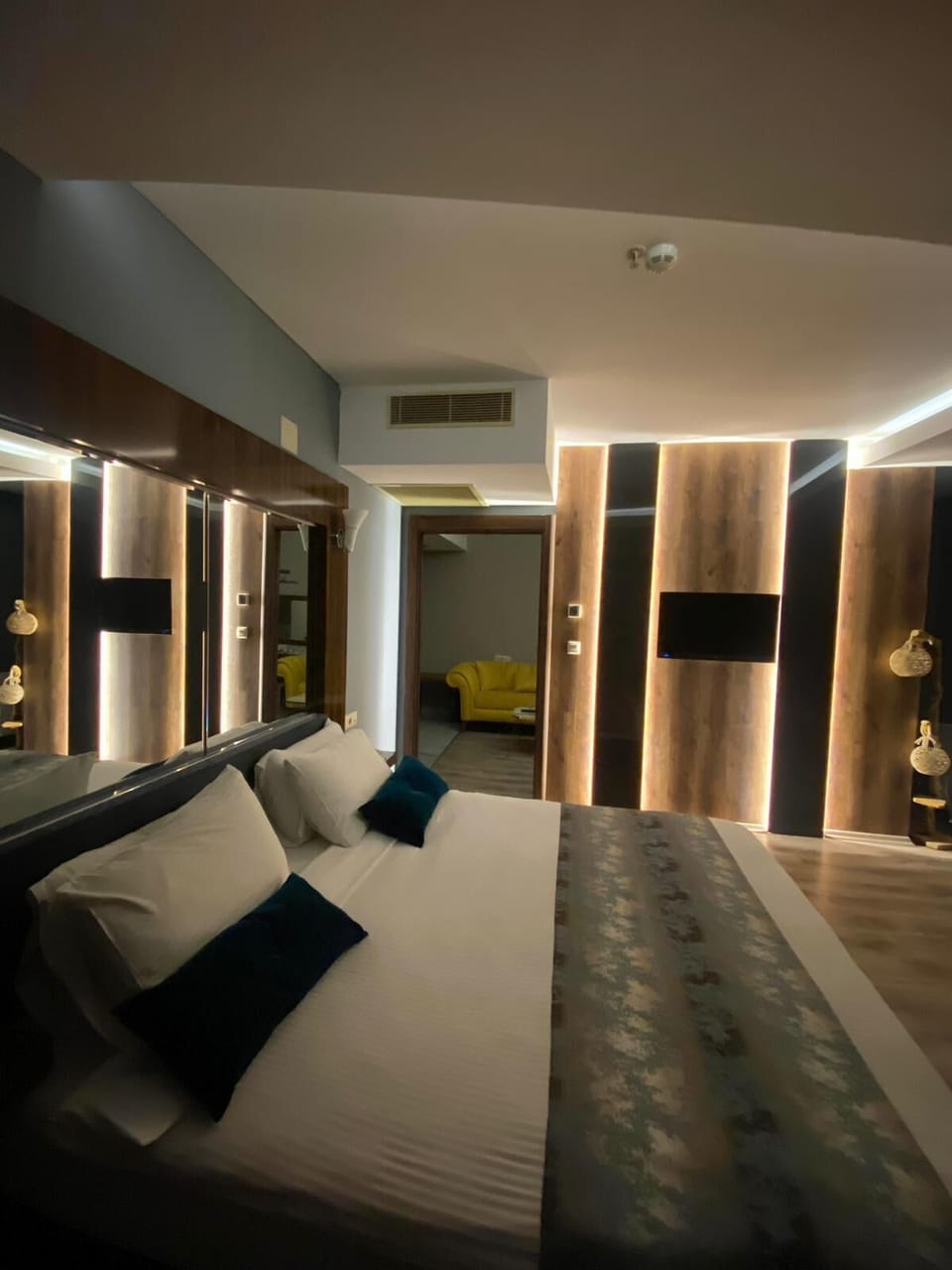 Deluxe Double Room | Minibar, in-room safe, desk, soundproofing