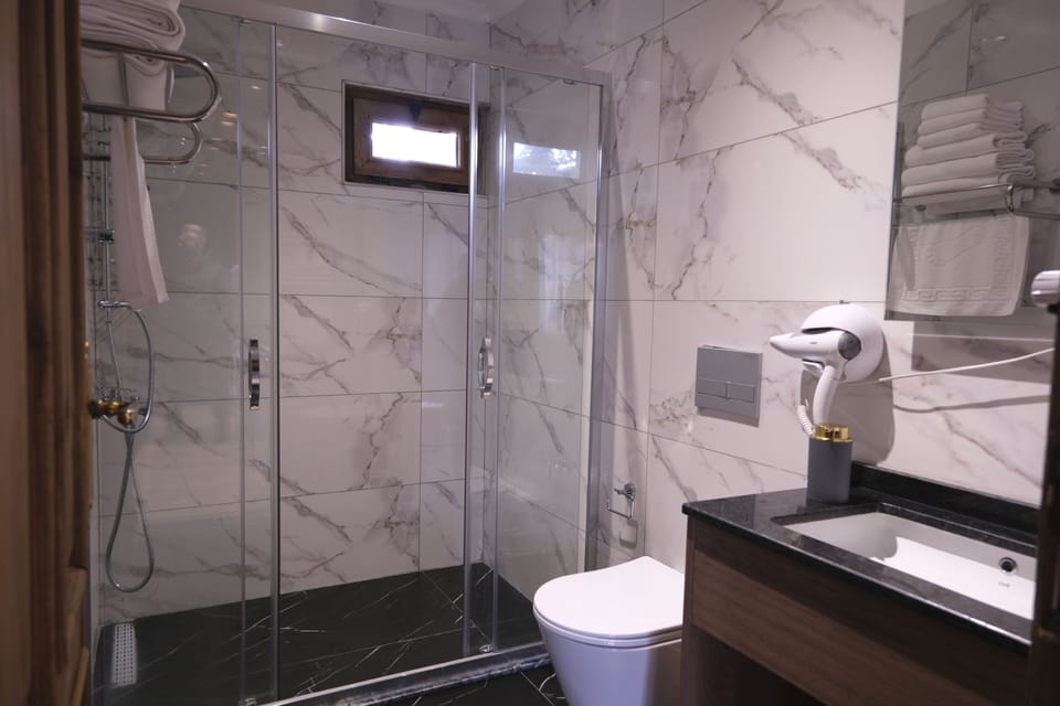 Deluxe Bungalov (6 Kisilik) | Bathroom | Shower, free toiletries, hair dryer, slippers