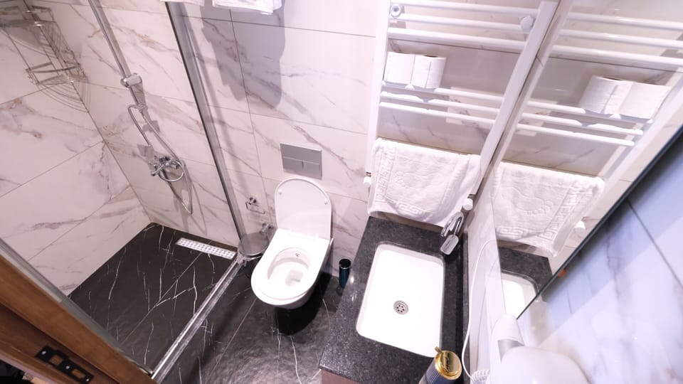 Standard Bungalow | Bathroom | Shower, free toiletries, hair dryer, slippers
