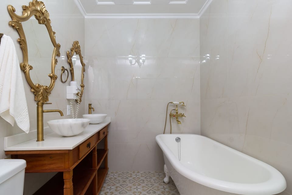 Suite, Bathtub | Minibar, desk, iron/ironing board, free WiFi