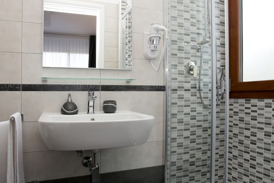 Superior Room (Private bathroom) | Bathroom | Shower, hair dryer, bidet, towels