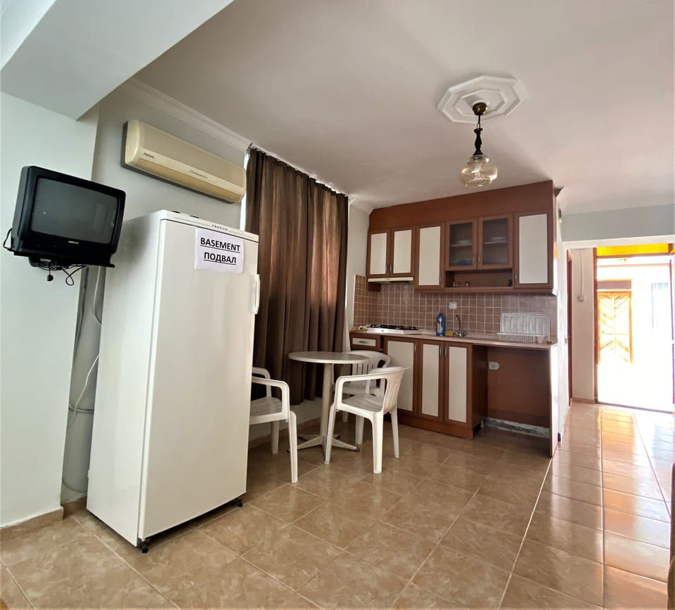 Economy Apartment | Private kitchen | Fridge, stovetop, electric kettle, cookware/dishes/utensils