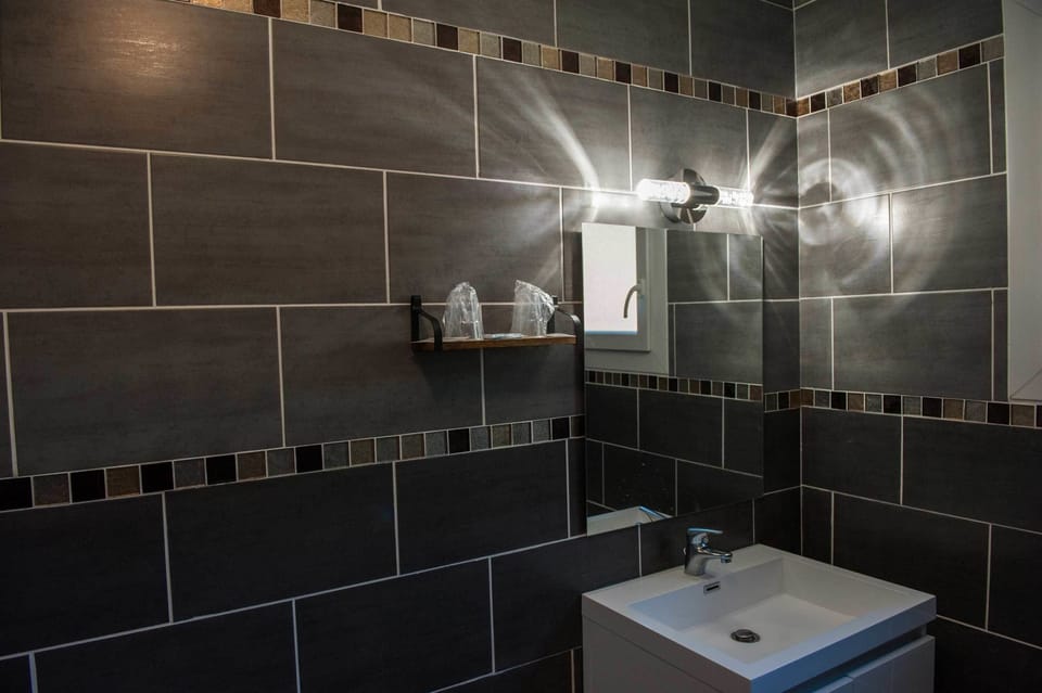 Shower, free toiletries, towels