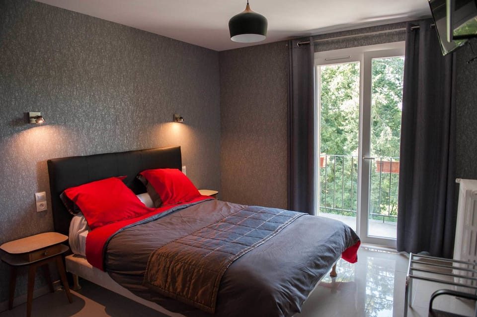 Classic Double Room | Premium bedding, desk, soundproofing, free cribs/infant beds