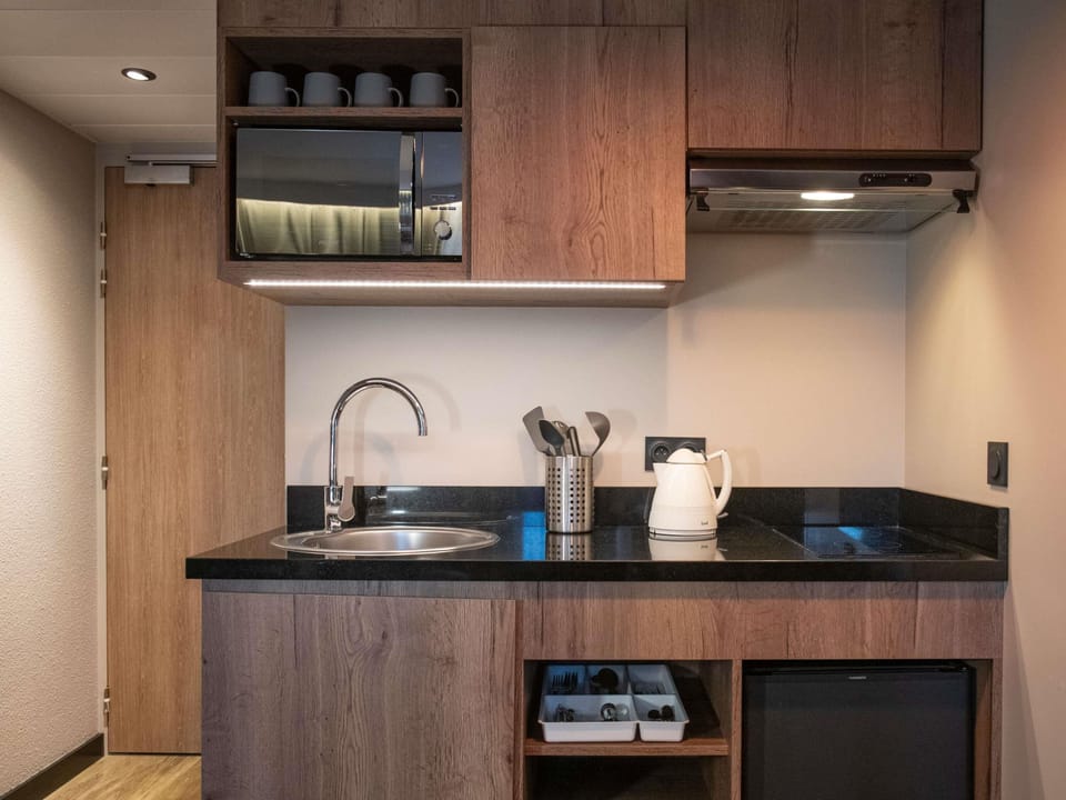 Studio, 1 Double Bed, Kitchenette | Private kitchen | Microwave, coffee/tea maker, electric kettle