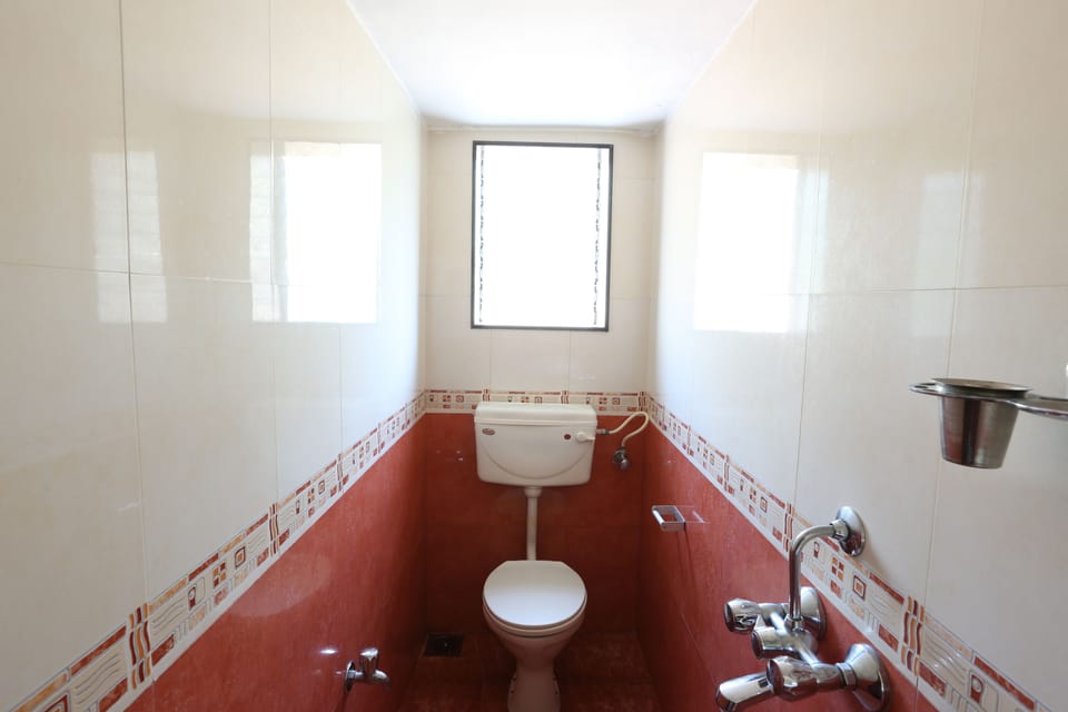 Non AC Twin Room With Balcony Upper Floor | Bathroom | Shower, towels