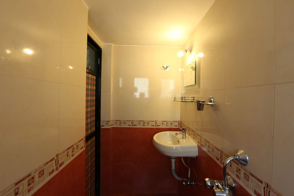 AC Twin Room with Balcony  Ground Floor | Bathroom | Shower, towels