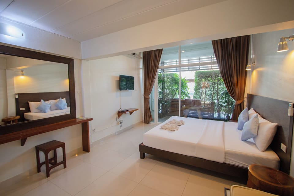 Deluxe Double Room, 1 King Bed, Non Smoking | Desk, blackout drapes, free WiFi