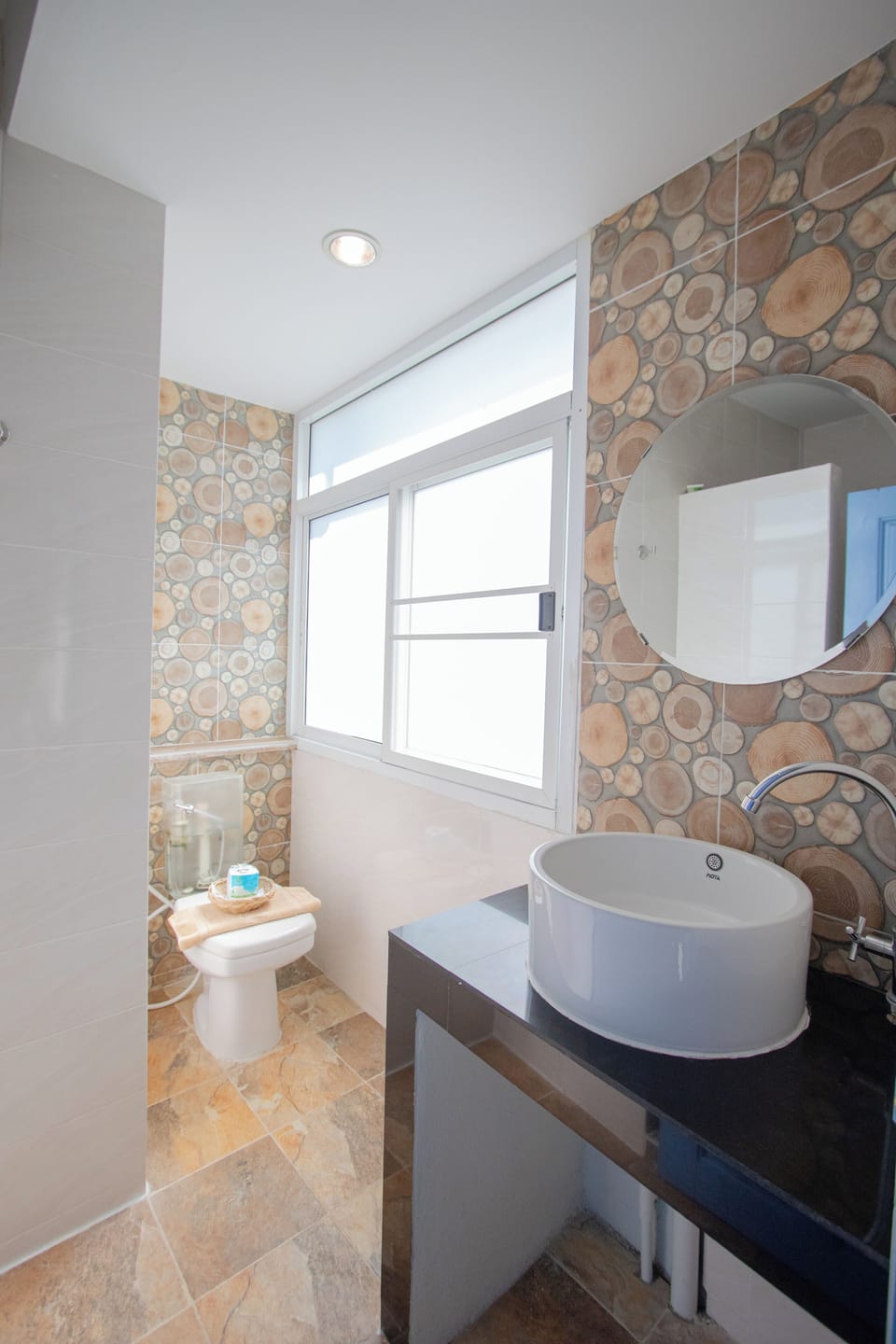 Family Room, Non Smoking | Bathroom | Shower, free toiletries, towels