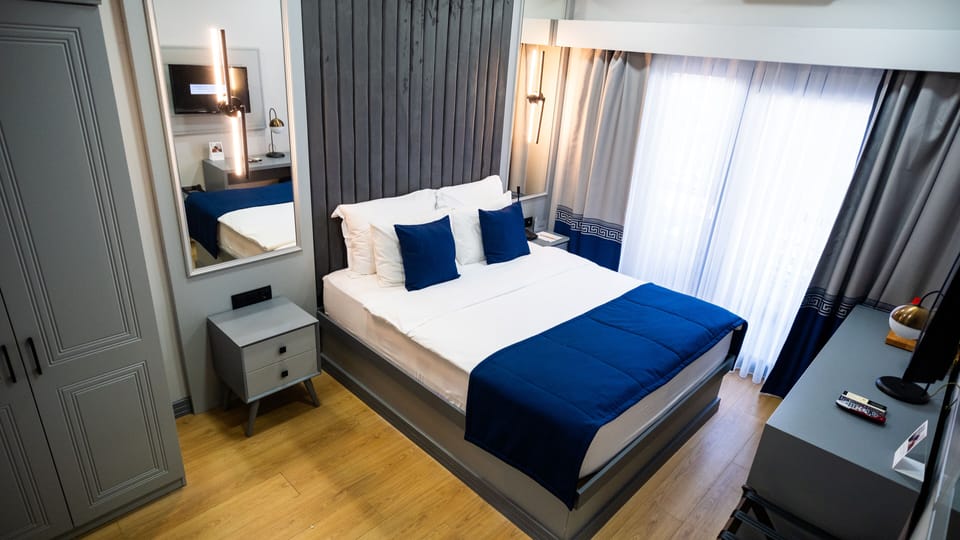 Garden Suite French Bed | Minibar, desk, laptop workspace, soundproofing