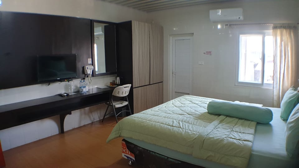 Desk, laptop workspace, WiFi (free)