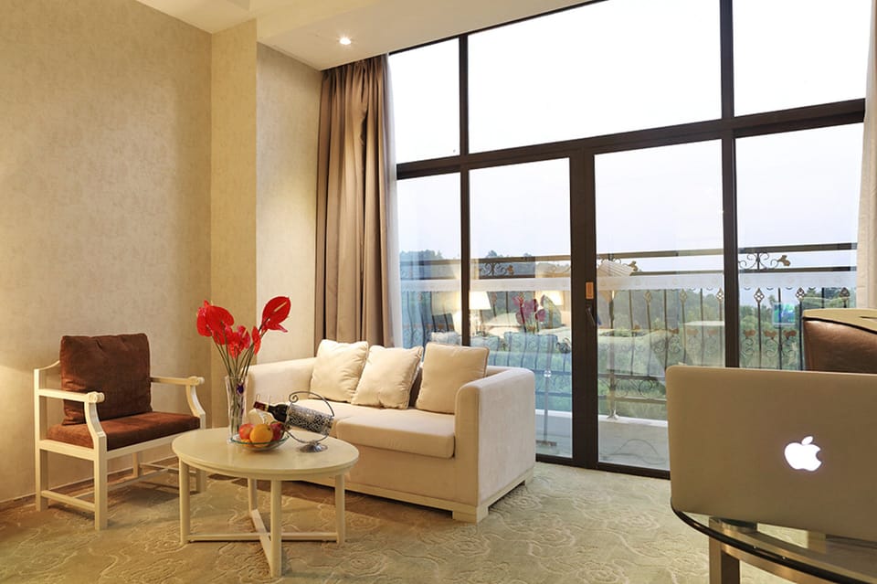 Deluxe King Room(6th Building) | Premium bedding, minibar, in-room safe, desk