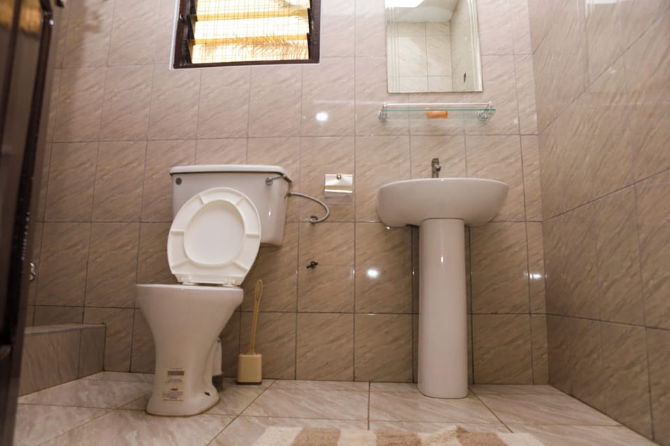 Shower, rainfall showerhead, free toiletries, towels