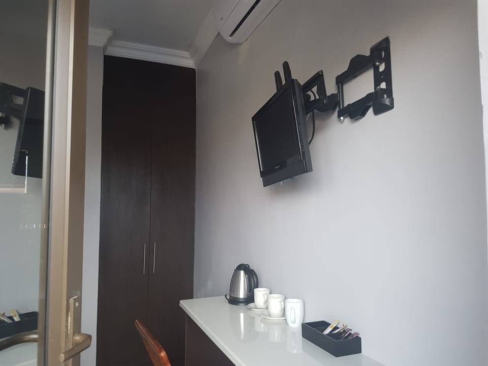 Double Room, 1 Queen Bed | Desk, iron/ironing board, free WiFi