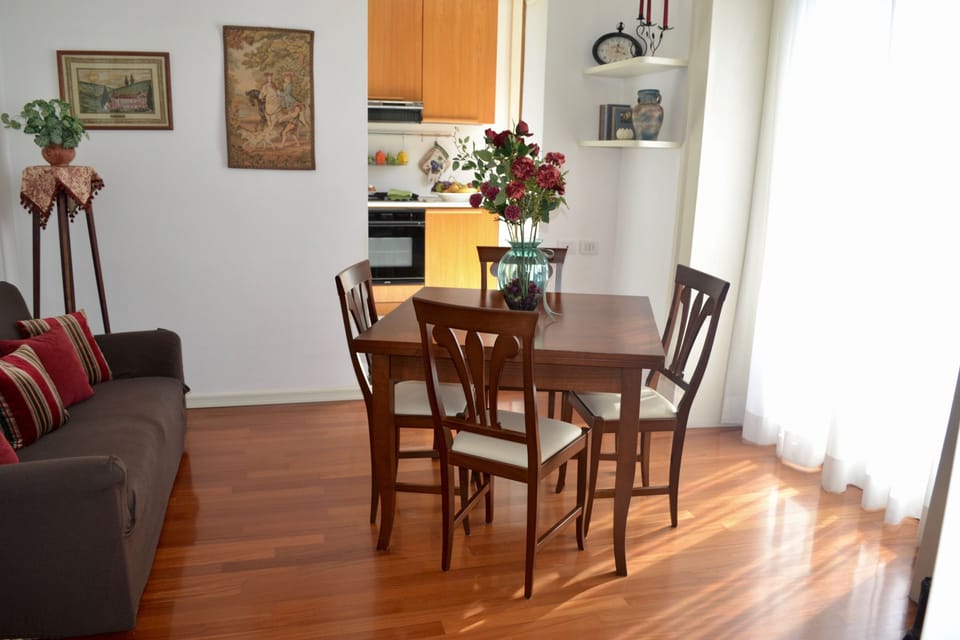 Deluxe Apartment, City View | Living room