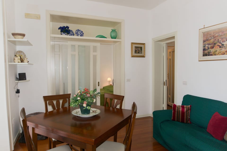 Deluxe Apartment, City View | Living room