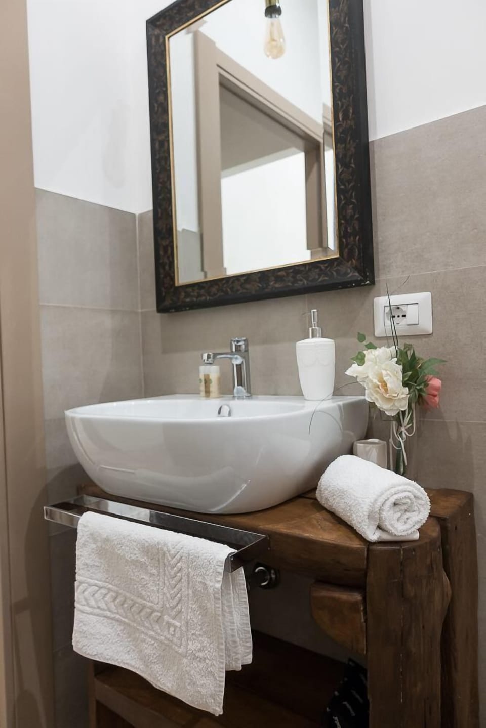 Comfort Double Room, 1 Queen Bed, Non Smoking, Private Bathroom | Minibar, desk, soundproofing, iron/ironing board