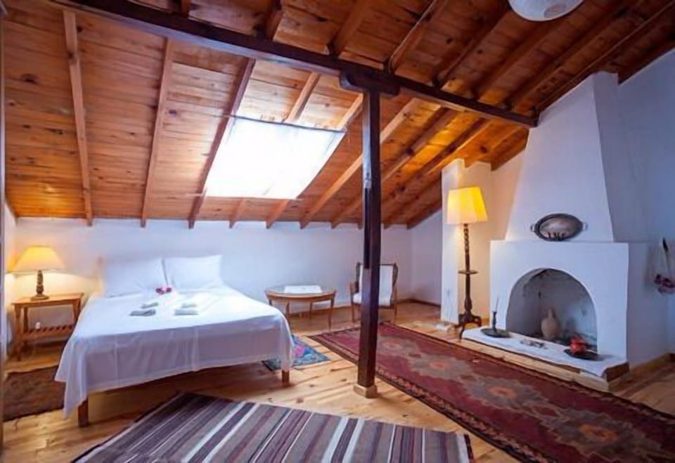 Superior Double Room | Desk, iron/ironing board, free WiFi, bed sheets