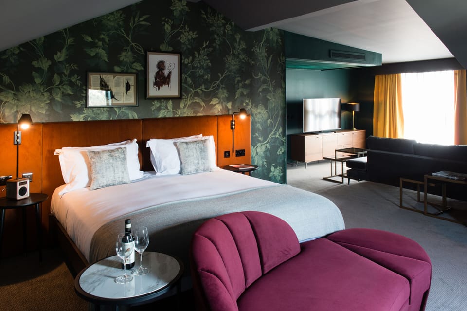 Signature Suite | In-room safe, desk, blackout drapes, iron/ironing board