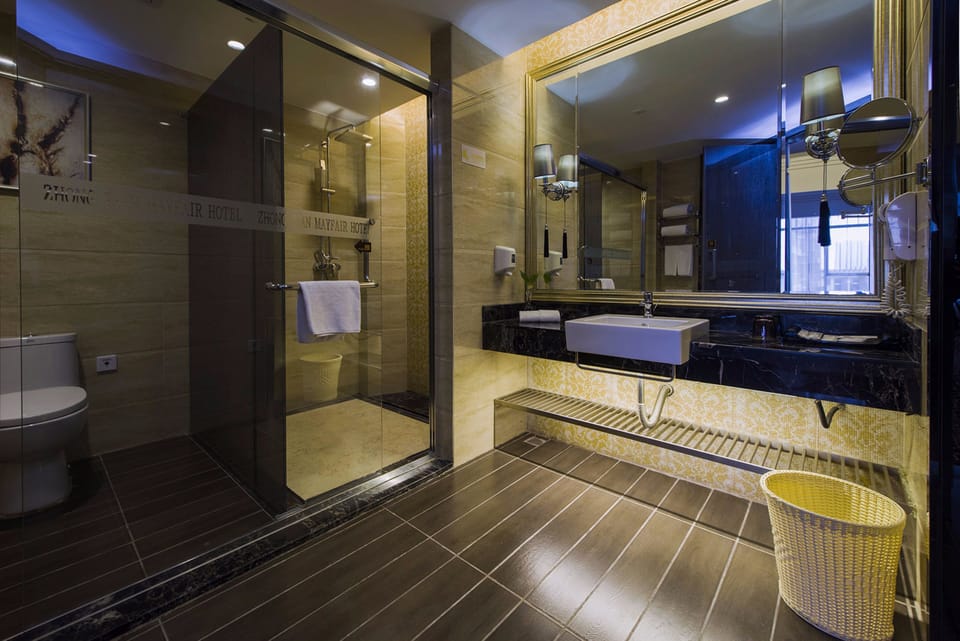 Business Suite(A) | Bathroom | Shower, free toiletries, hair dryer, slippers