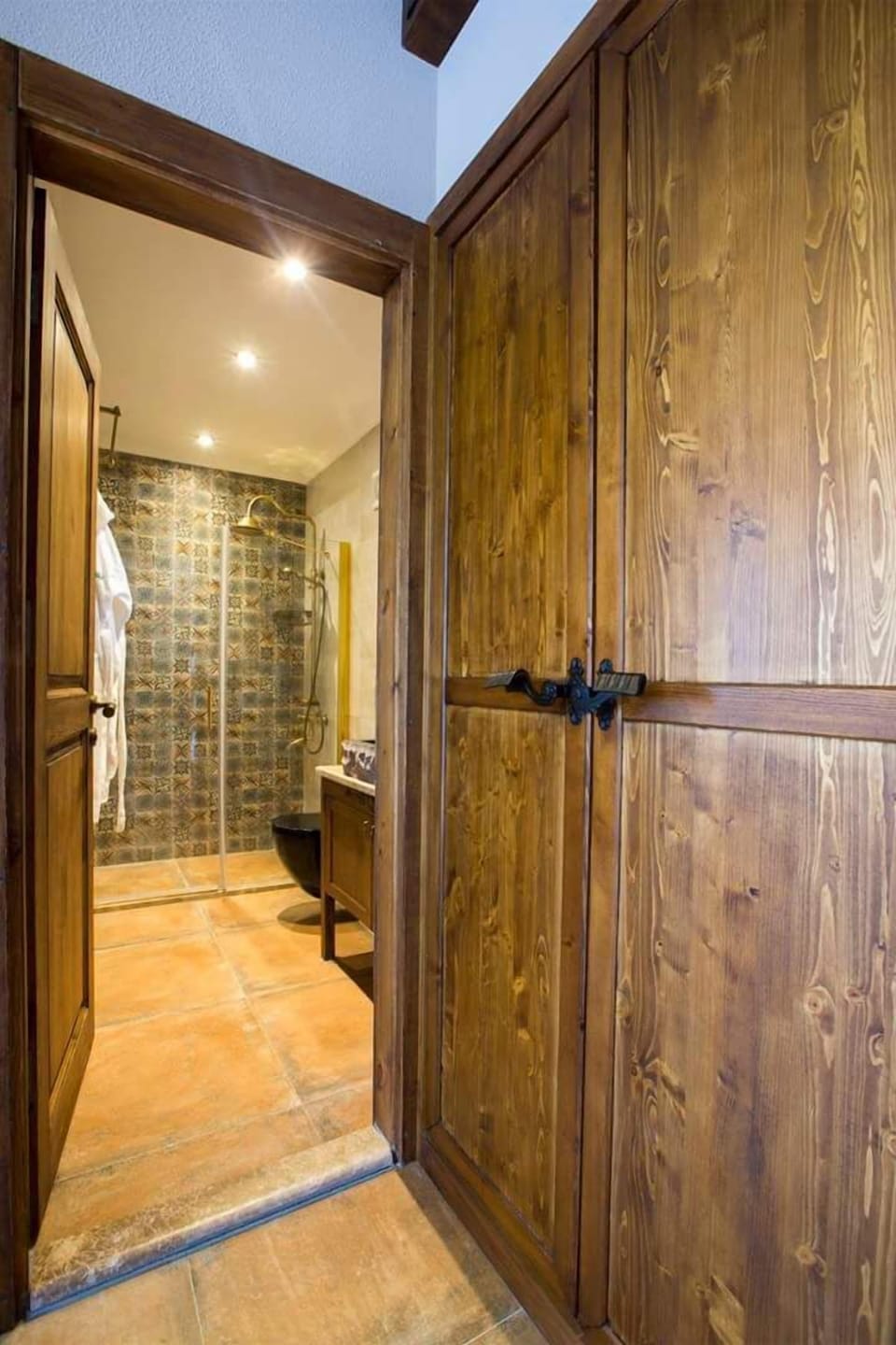 Suite Room | Bathroom | Shower, hair dryer, slippers, towels