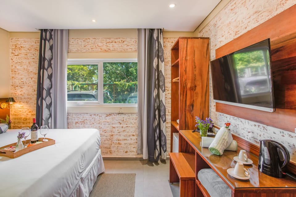 Standard Casal | Premium bedding, pillowtop beds, minibar, laptop workspace