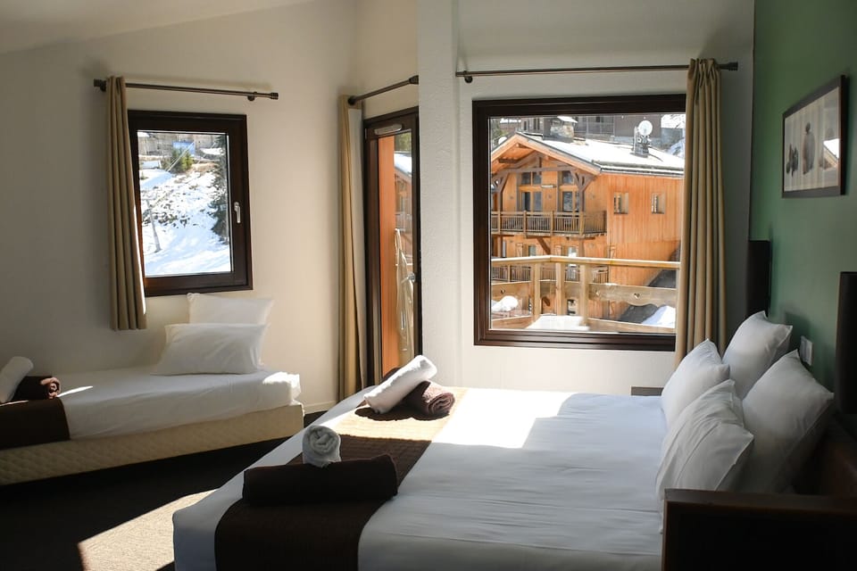 Triple Room, Balcony | Premium bedding, desk, cribs/infant beds, free WiFi