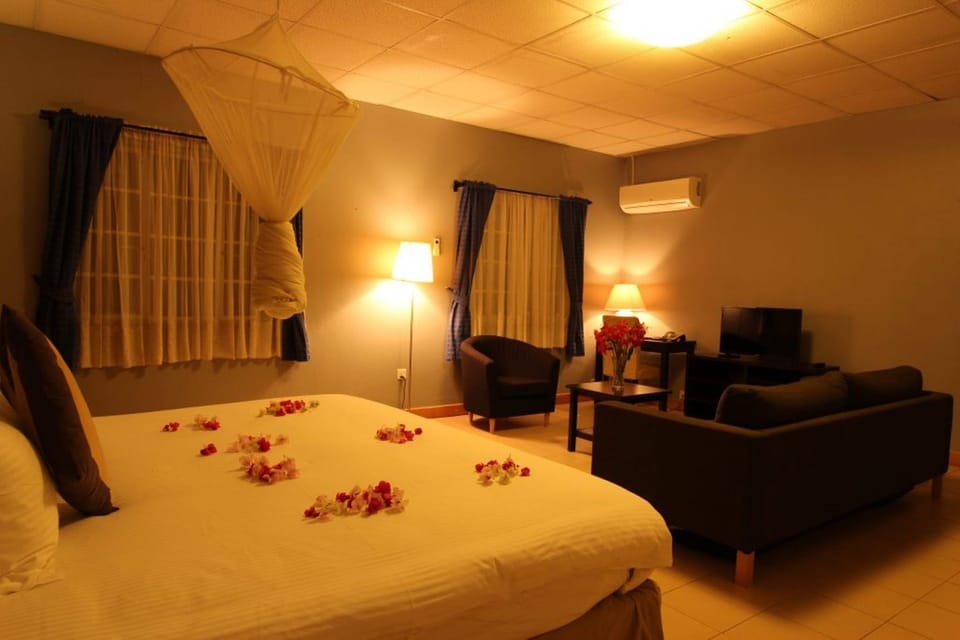Executive Room | Minibar, in-room safe, desk, soundproofing