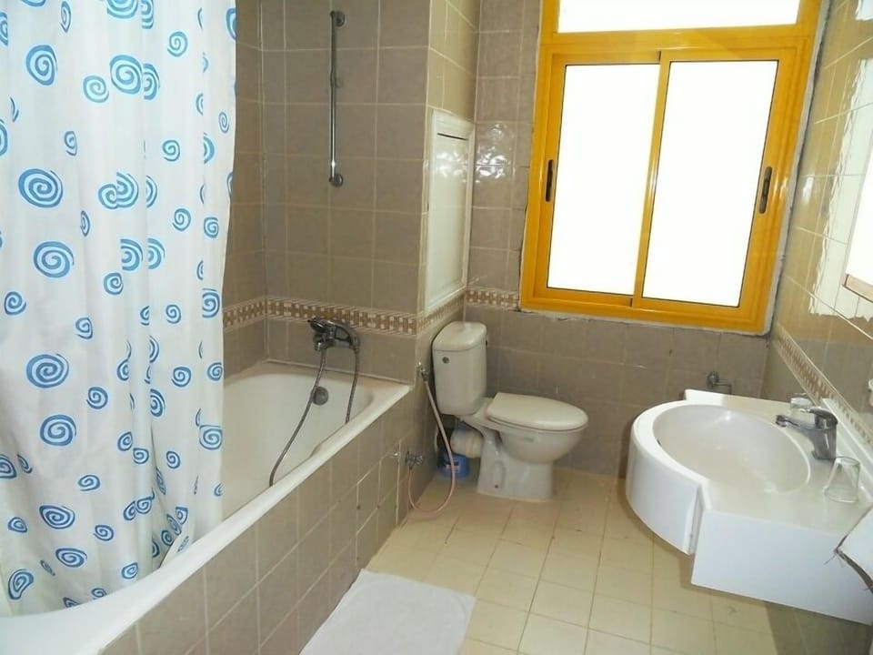 Basic Single Room | Bathroom | Deep soaking tub, hair dryer, towels